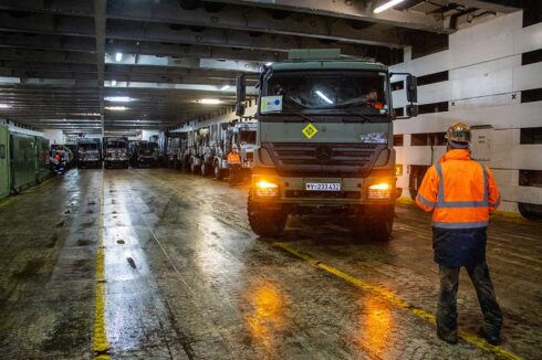 Ein Einweiser weist einen Kraftfahrer eines Lkw per Handzeichen in die Parkposition an Bord eines Roll-on-roll-off-Schiffes ein. (Foto © Bw/Michael In der Au)