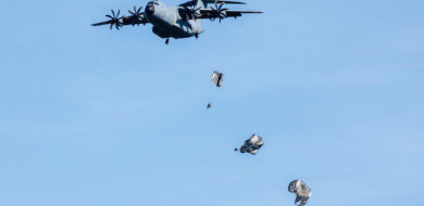 Fallschirmjäger werden während „Swift Response 2024“ von einer A400M abgesetzt. (Foto © Bw/Fischer)