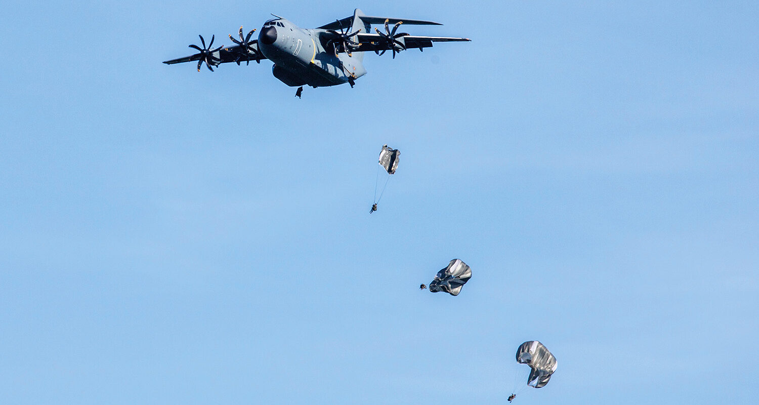 Fallschirmjäger werden während „Swift Response 2024“ von einer A400M abgesetzt. (Foto © Bw/Fischer)