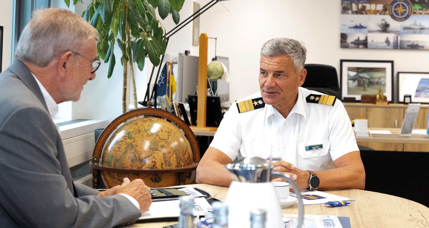 Vizeadmiral Frank Lenski im intensiven Gespräch mit dem Chefredakteur des „Hardthöhenkurier“, Michael Horst. (Foto © Bw/Stamm)
