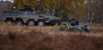 Ein unbemanntes Bodenfahrzeug TheMIS (Tracked Hybrid Modular Infantry System) des estnischen Herstellers Milrem Robotics demonstriert die Zusammenarbeit mit  einem GTK Boxer eines Infanteriezugs. (Foto © Bw/Carl Schulze)