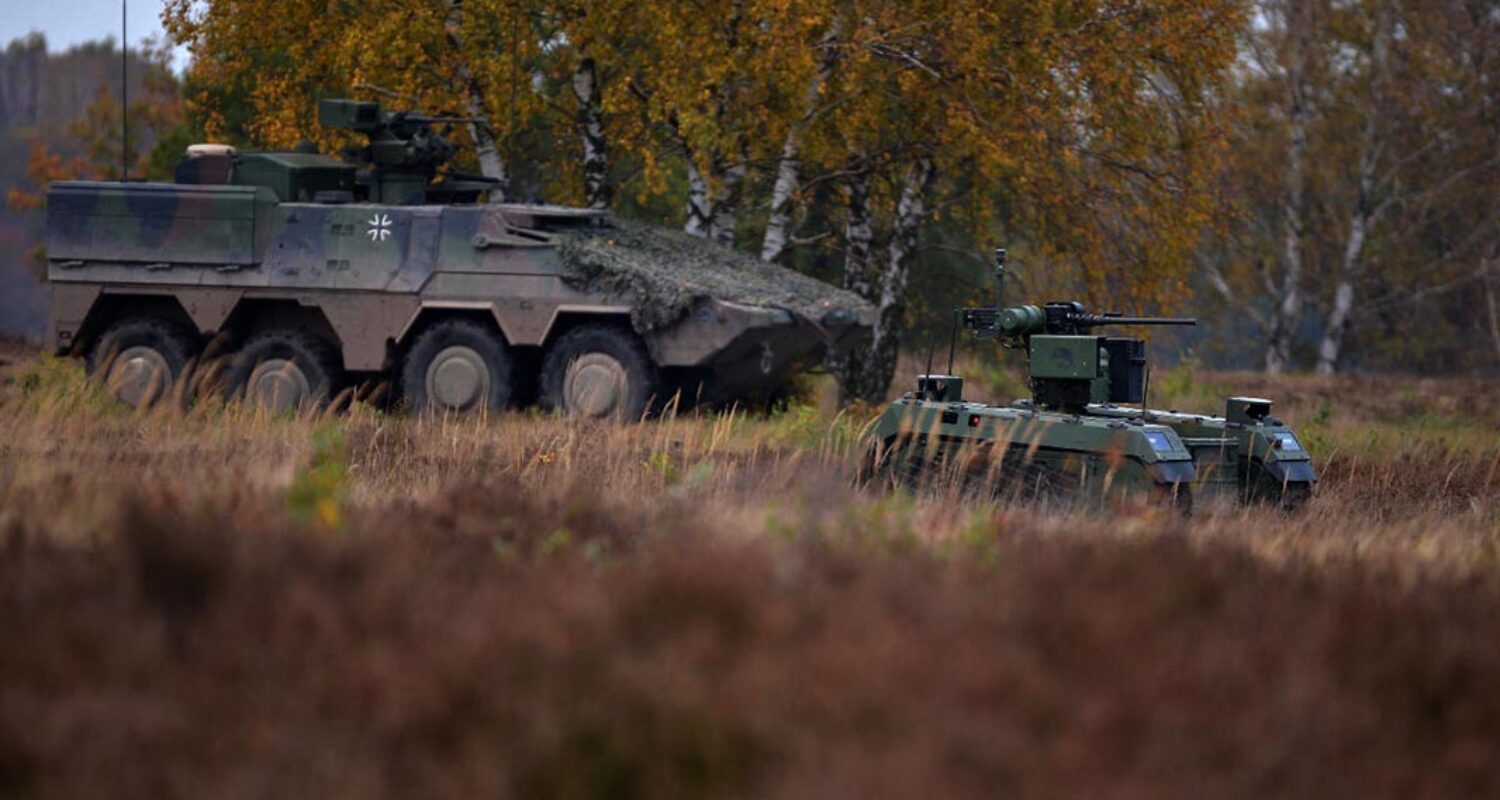 Ein unbemanntes Bodenfahrzeug TheMIS (Tracked Hybrid Modular Infantry System) des estnischen Herstellers Milrem Robotics demonstriert die Zusammenarbeit mit  einem GTK Boxer eines Infanteriezugs. (Foto © Bw/Carl Schulze)