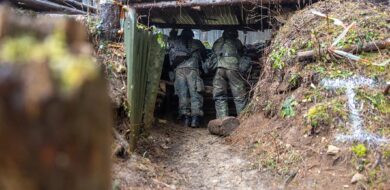 Das moderne Gefechtsfeld ist auch durch den Welt- sowie den Cyber- und Informationsraum geprägt, jedoch zeigt der aktuelle Konflikt in der Ukraine, dass der klassische Stellungs- oder Grabenkrieg dadurch nicht ersetzt wurde. (Foto © Bw)