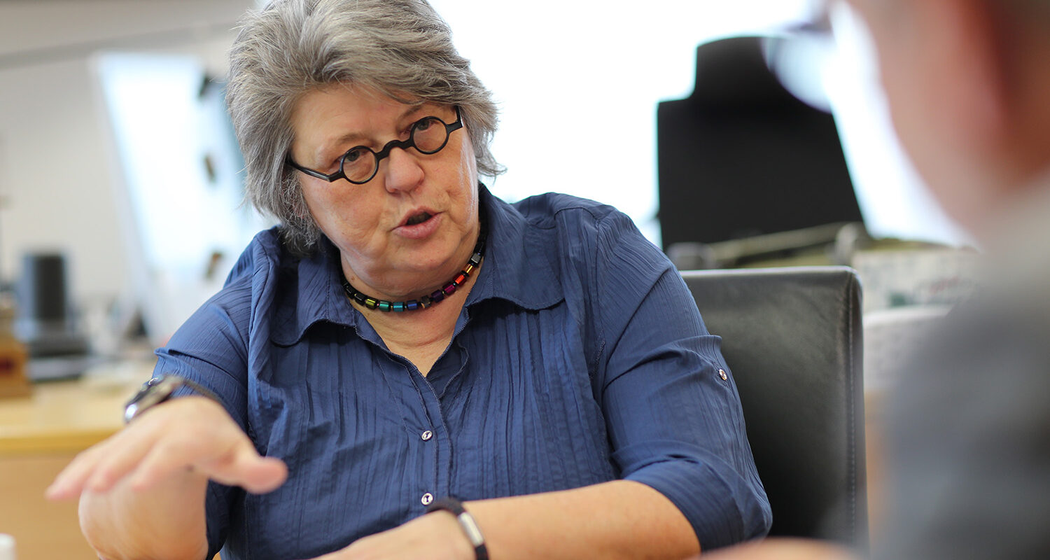 Präsidentin des BAAINBw, Annette Lehnigk-Emden, im Gespräch mit Michael Horst, Chefredakteur des HHK. (Foto © BAAINBw/Dirk Bannert)