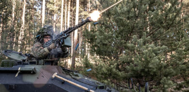 Der Kampf gegen Drohnen ist Bestandteil der Fliegerabwehr aller Truppen und somit Grundbefähigung. Bei Drohnen wird der Kampf ganz speziell. Hier bekämpft ein Soldat mit  Maschinengewehr Ziele in der Luft. (Foto © Bw/Mario Bähr)