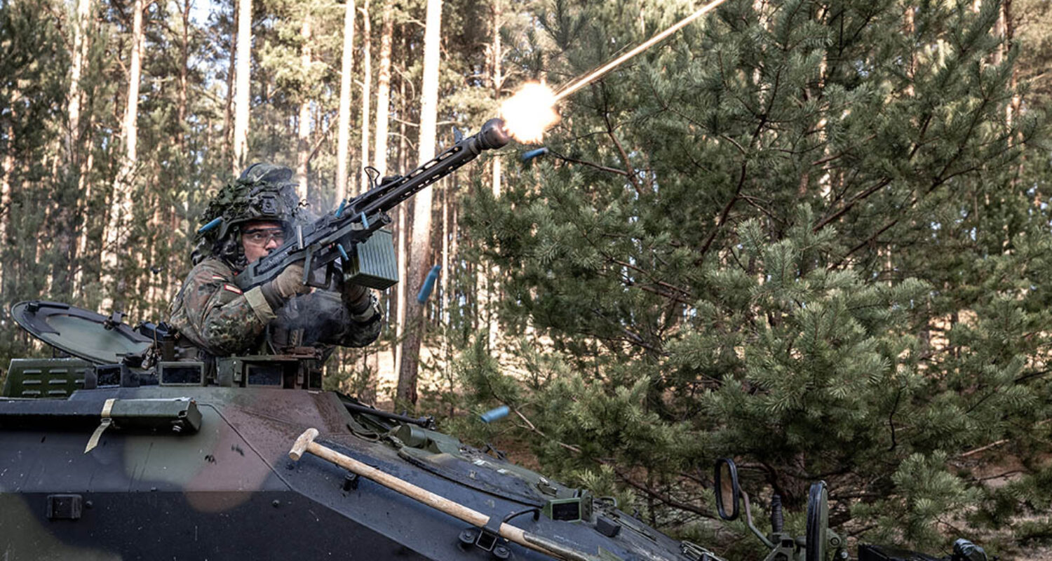 Der Kampf gegen Drohnen ist Bestandteil der Fliegerabwehr aller Truppen und somit Grundbefähigung. Bei Drohnen wird der Kampf ganz speziell. Hier bekämpft ein Soldat mit  Maschinengewehr Ziele in der Luft. (Foto © Bw/Mario Bähr)