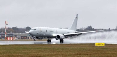 Bei regnerischem Wetter landete die P-8A mit dem Kennzeichen 63+01 im April zum 180-Tage-Check in Hamburg.  (Foto © Lufthansa Technik)