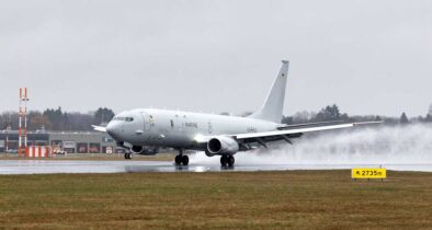 Bei regnerischem Wetter landete die P-8A mit dem Kennzeichen 63+01 im April zum 180-Tage-Check in Hamburg.  (Foto © Lufthansa Technik)