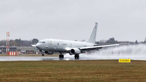 Bei regnerischem Wetter landete die P-8A mit dem Kennzeichen 63+01 im April zum 180-Tage-Check in Hamburg.  (Foto © Lufthansa Technik)