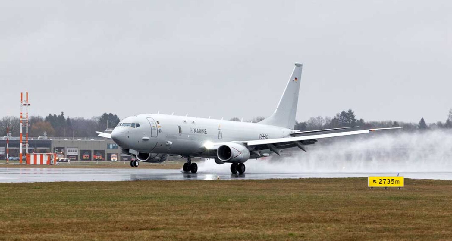 Bei regnerischem Wetter landete die P-8A mit dem Kennzeichen 63+01 im April zum 180-Tage-Check in Hamburg.  (Foto © Lufthansa Technik)