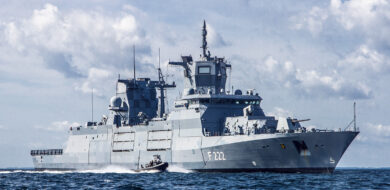 Ein Buster der Fregatte Baden-Wuerttemberg F222 mit Soldaten der an Bord eingeschifften Bordeinsatzkompanie 2 des Seebataillons zieht bei Erprobungen im Kattegat an der Fregatte vorbei