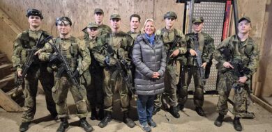 Die Autorin im Oktober 2025 beim Besuch finnischer Wehrpflichtige. (Foto © Köhler)