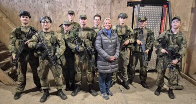 Die Autorin im Oktober 2025 beim Besuch finnischer Wehrpflichtige. (Foto © Köhler)