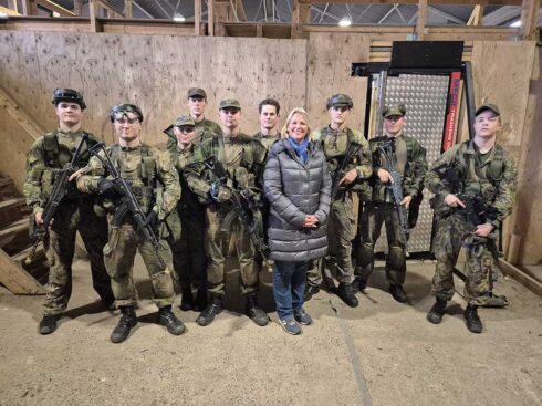 Die Autorin im Oktober 2025 beim Besuch finnischer Wehrpflichtige. (Foto © Köhler)