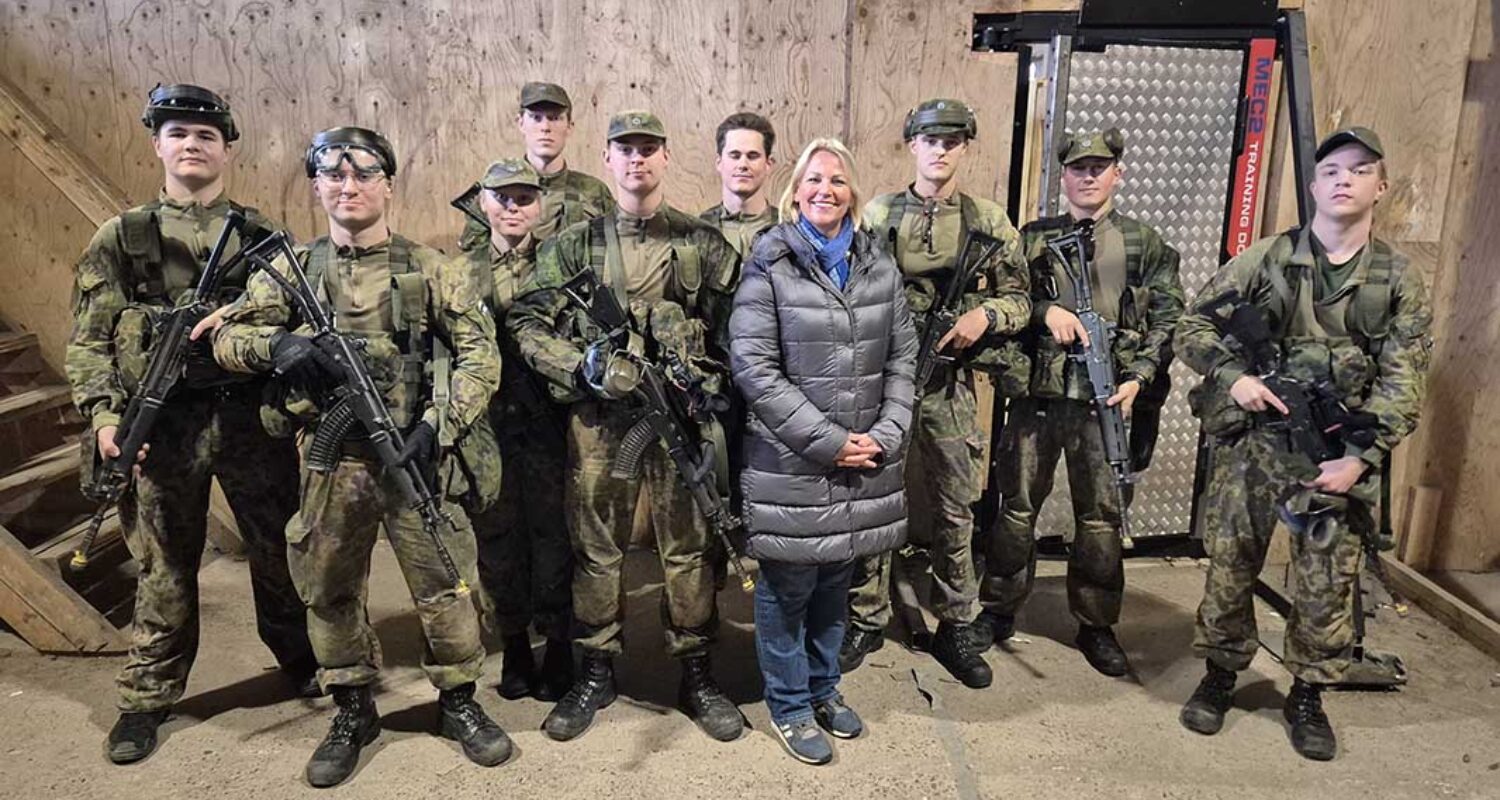 Die Autorin im Oktober 2025 beim Besuch finnischer Wehrpflichtige. (Foto © Köhler)
