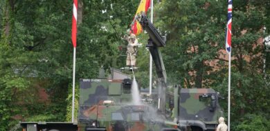 „CIMIC Quadriga 2026“: Hauptbehandlung eines Führungs- und Funktionsfahrzeuges Eagle mit Dekontaminationsmittel durch ABC-Abwehrsoldaten. (Foto © Fritsch)