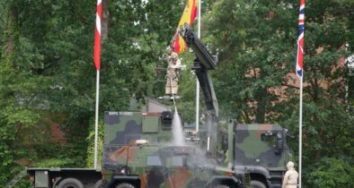 „CIMIC Quadriga 2026“: Hauptbehandlung eines Führungs- und Funktionsfahrzeuges Eagle mit Dekontaminationsmittel durch ABC-Abwehrsoldaten. (Foto © Fritsch)