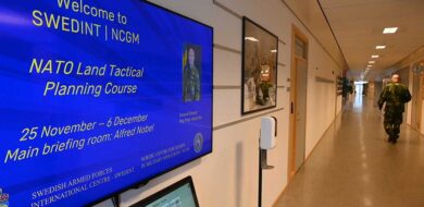 Monitor mit Willkommensgruß. (Foto © SWEDINT)