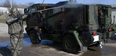 Soldat bei der Dekontamination. (Foto © Ralph Zwilling)