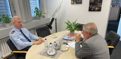 Intensives Gespräch zwischen Generalleutnant Lutz Kohlhaus und dem Chefredakteur des HHK. (Foto © Horst)