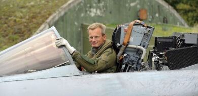 Generalmajor Dr. Jan Kuebart, Amtschef des Luftfahrtamtes der Bundeswehr, im Cockpit bei fliegerischer Vorverwendung. (Foto © LufABw)