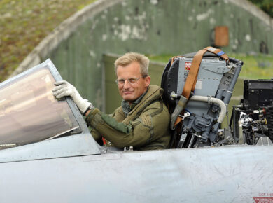Generalmajor Dr. Jan Kuebart, Amtschef des Luftfahrtamtes der Bundeswehr, im Cockpit bei fliegerischer Vorverwendung. (Foto © LufABw)