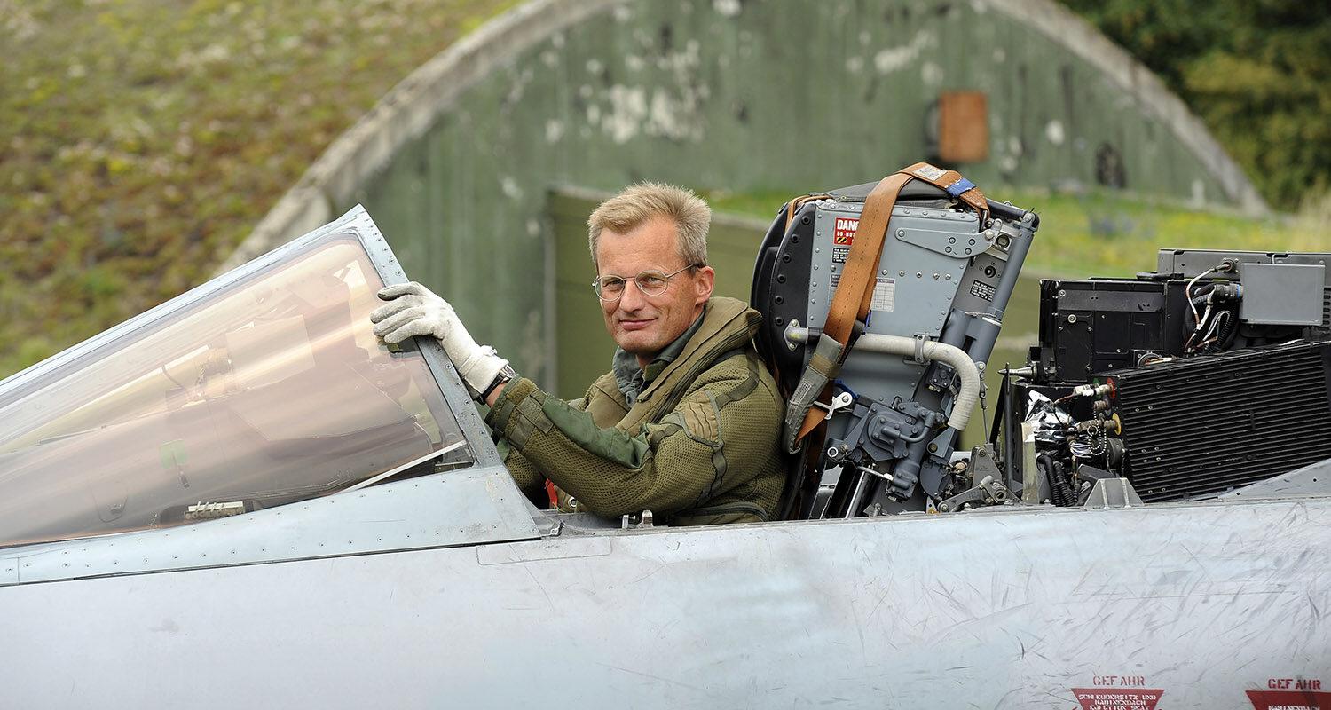 Generalmajor Dr. Jan Kuebart, Amtschef des Luftfahrtamtes der Bundeswehr, im Cockpit bei fliegerischer Vorverwendung. (Foto © LufABw)