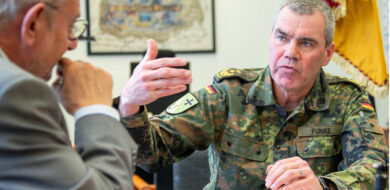 Generalleutnant Gerald Funke im intensiven Gespräch mit Chefredakteur Michael Horst. (Foto © Bw/Susanne Hähnel)