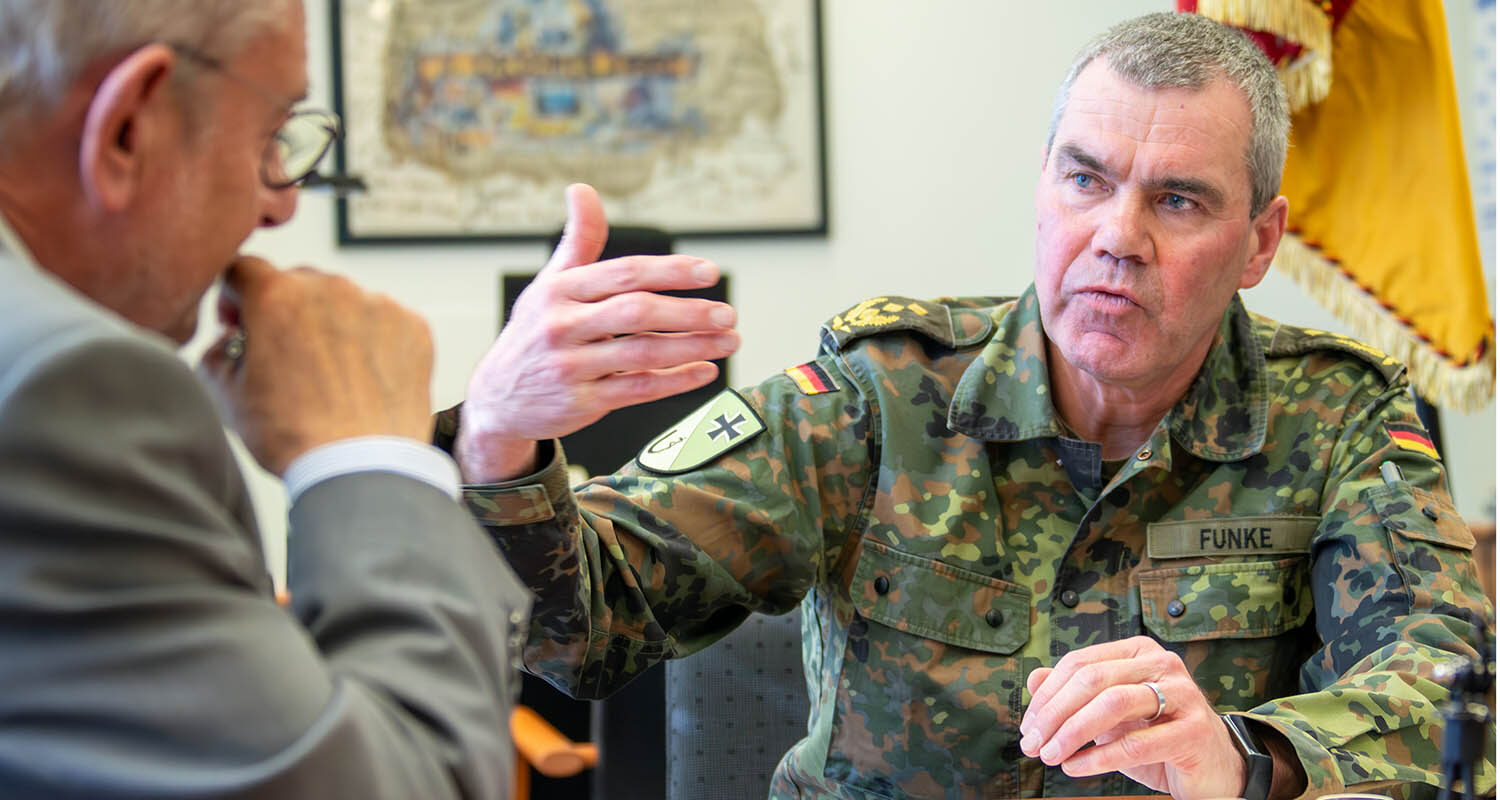 Generalleutnant Gerald Funke im intensiven Gespräch mit Chefredakteur Michael Horst. (Foto © Bw/Susanne Hähnel)