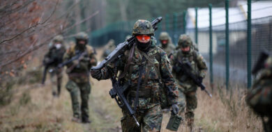 Bloß nichts wegwerfen: Heimatschutzkräfte bei der Ausbildung 2024 - das MG3 ist immer noch dabei.