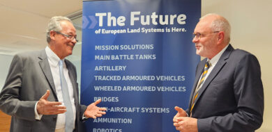 In der Amsterdamer Zentrale von KNDS stellte sich Frank Haun (li.) den Fragen von Burghard Lindhorst. (Foto © KNDS)