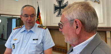 Gedankenaustausch zwischen dem Inspekteur des Heeres und dem Chefredakteur des „Hardthöhenkurier“. (Foto © Horst)