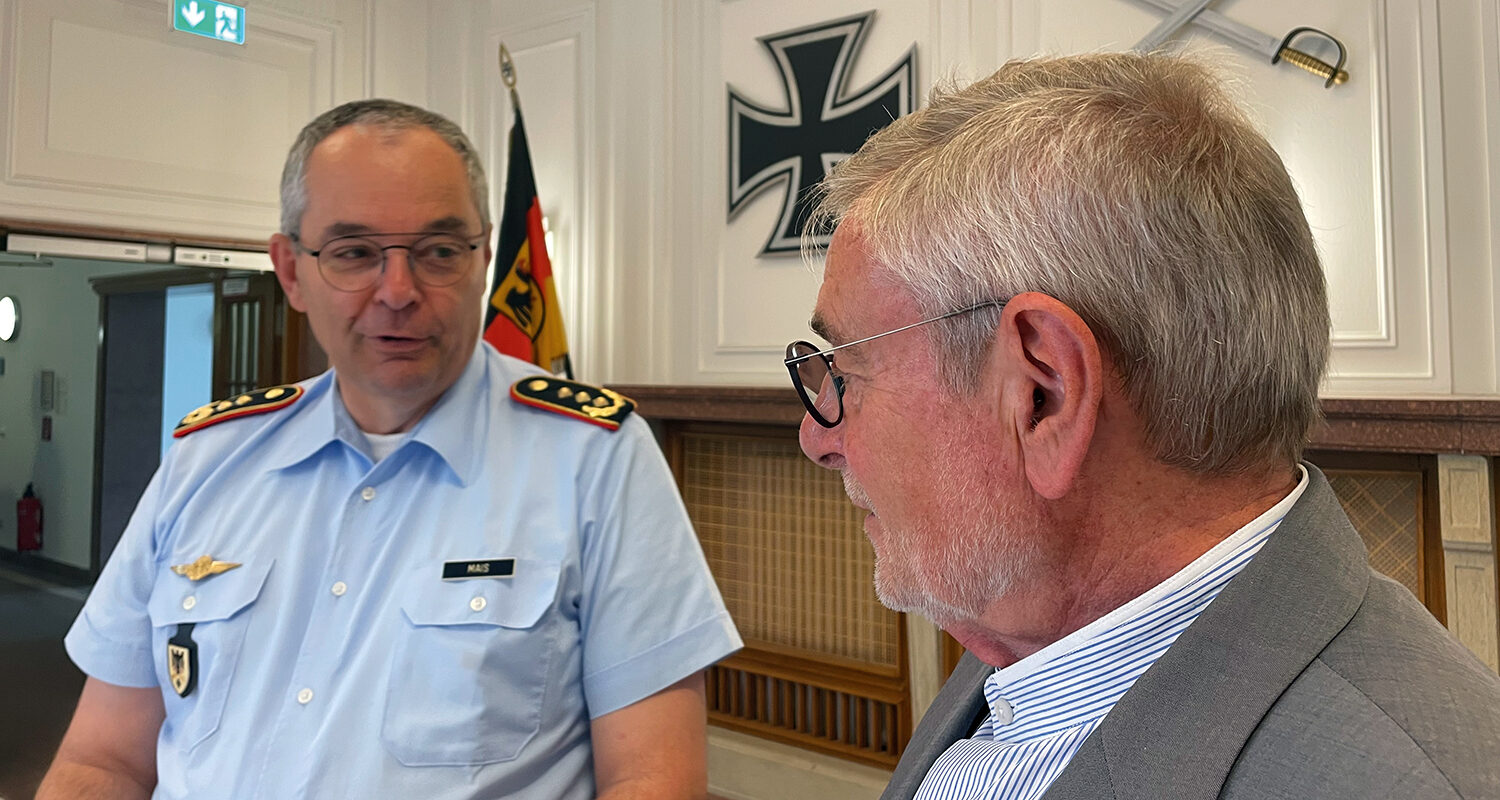 Gedankenaustausch zwischen dem Inspekteur des Heeres und dem Chefredakteur des „Hardthöhenkurier“. (Foto © Horst)