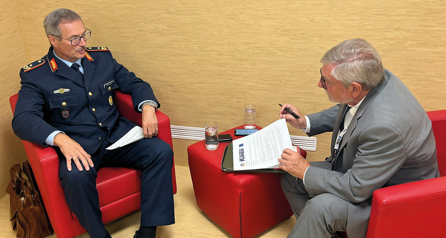 Generalmajor Wolfgang Gäbelein im Gespräch mit Chefredakteur Michael Horst. (Foto  © MRV)
