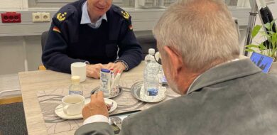 Im Gespräch: Generalleutnant Lutz Kohlhaus, Stellvertreter des Inspekteurs der Luftwaffe, und Michael Horst, Chefredakteur des „Hardthöhenkurier“. (Foto © MRV)