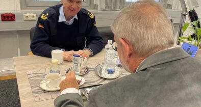 Im Gespräch: Generalleutnant Lutz Kohlhaus, Stellvertreter des Inspekteurs der Luftwaffe, und Michael Horst, Chefredakteur des „Hardthöhenkurier“. (Foto © MRV)