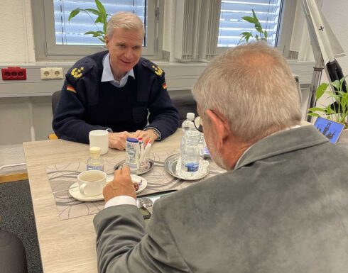 Im Gespräch: Generalleutnant Lutz Kohlhaus, Stellvertreter des Inspekteurs der Luftwaffe, und Michael Horst, Chefredakteur des „Hardthöhenkurier“. (Foto © MRV)