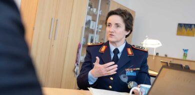 Generaloberstabsarzt Dr. Nicole Schilling im Gespräch mit Stefan Axel Boes, stellvertretender Chefredakteur des Hardthöhenkurier.  (Foto © Bw/Steve Eibe)