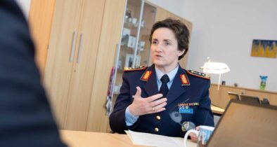 Generaloberstabsarzt Dr. Nicole Schilling im Gespräch mit Stefan Axel Boes, stellvertretender Chefredakteur des Hardthöhenkurier.  (Foto © Bw/Steve Eibe)