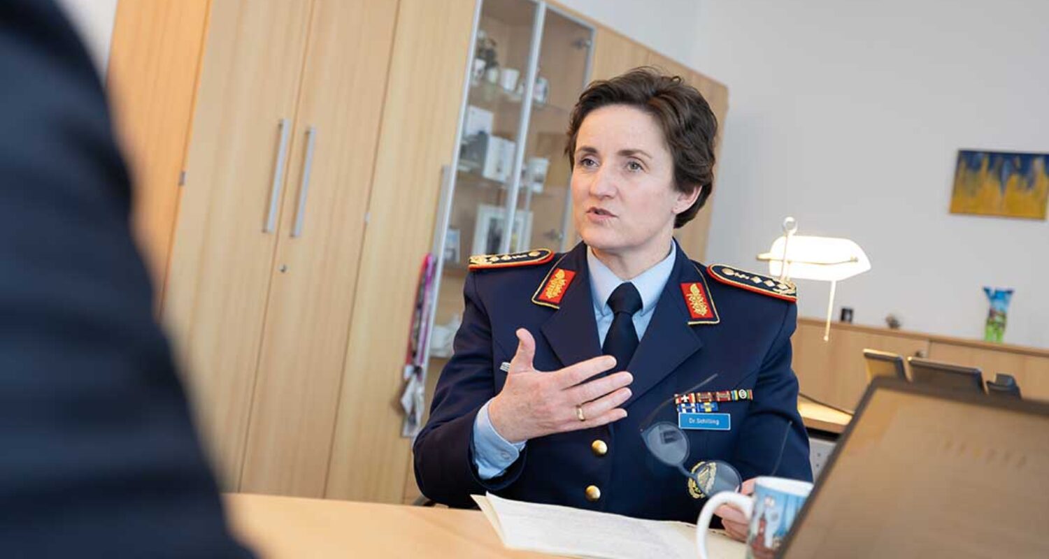 Generaloberstabsarzt Dr. Nicole Schilling im Gespräch mit Stefan Axel Boes, stellvertretender Chefredakteur des Hardthöhenkurier.  (Foto © Bw/Steve Eibe)