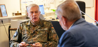 Brigadegeneral Uwe Alexander Becker im Gespräch mit Michael Horst, Chefredakteur HHK.  (Foto © MRV/Horst)