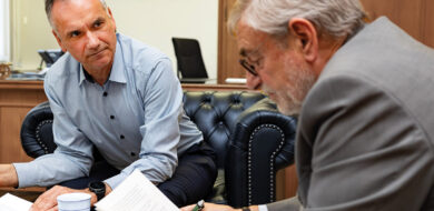 Intensiver Gedankenaustausch zwischen dem Direktor der WTD 91 Frank Dosquet und Chefredakteur Michael Horst. (Foto © Bw/Jennifer Frerichs)