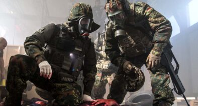 CBRN-Schutz: Zivil-militärisches Engagement: Ein Soldat und ein Polizist versorgen einen Verwundeten während einer gemeinsamen Übung.  (Foto © Bw/Jana Neumann)