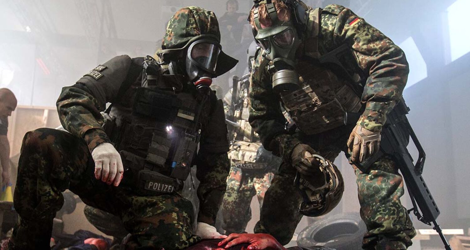CBRN-Schutz: Zivil-militärisches Engagement: Ein Soldat und ein Polizist versorgen einen Verwundeten während einer gemeinsamen Übung.  (Foto © Bw/Jana Neumann)
