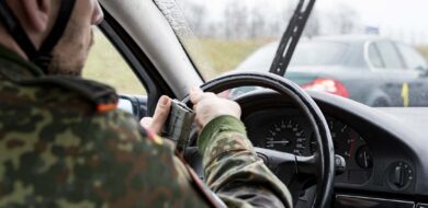 Einsatzausbildung der Militärpolizei: Beispiel für einen Stressverstärker - Hantieren mit einem Magazin während des Fahrens bei schlechtem Wetter. (Foto © Bw/Kai-Axel Doepke)