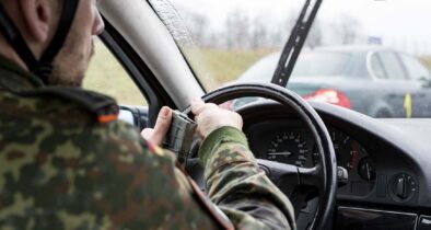 Einsatzausbildung der Militärpolizei: Beispiel für einen Stressverstärker - Hantieren mit einem Magazin während des Fahrens bei schlechtem Wetter. (Foto © Bw/Kai-Axel Doepke)
