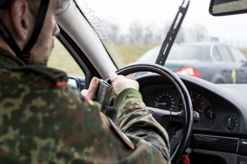 Einsatzausbildung der Militärpolizei: Beispiel für einen Stressverstärker - Hantieren mit einem Magazin während des Fahrens bei schlechtem Wetter. (Foto © Bw/Kai-Axel Doepke)