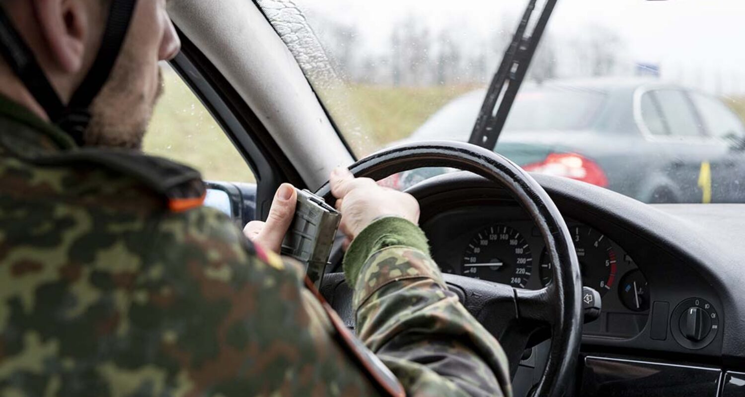 Einsatzausbildung der Militärpolizei: Beispiel für einen Stressverstärker - Hantieren mit einem Magazin während des Fahrens bei schlechtem Wetter. (Foto © Bw/Kai-Axel Doepke)