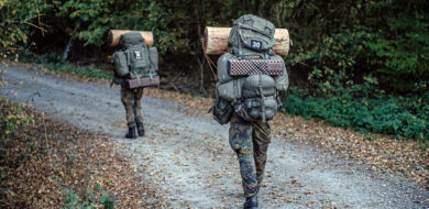 Trotz aller Änderungen ist der Baumstamm als Wiedererkennungsmerkmal des PFV geblieben. Er wiegt 25 kg und muss zusätzlich zum Marschgepäck in gewissen Abschnitten getragen werden.  (Foto ©KSK/FMZ)