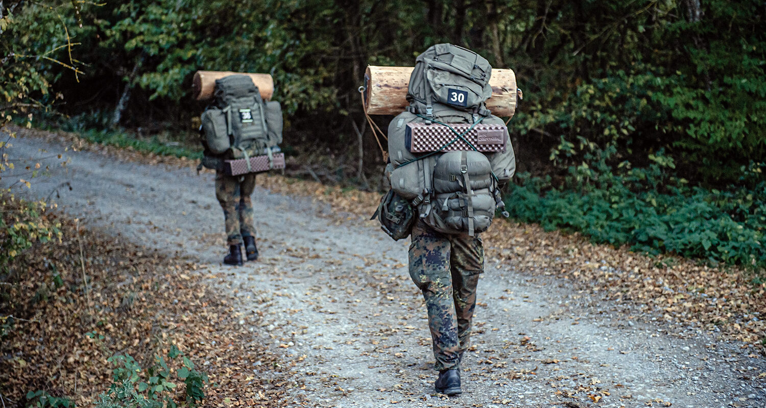 Trotz aller Änderungen ist der Baumstamm als Wiedererkennungsmerkmal des PFV geblieben. Er wiegt 25 kg und muss zusätzlich zum Marschgepäck in gewissen Abschnitten getragen werden.  (Foto ©KSK/FMZ)